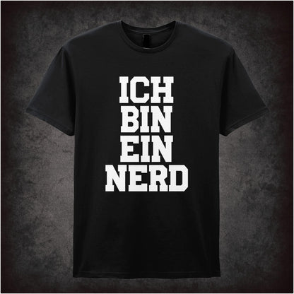 Ich Bin Ein Nerd – Cult British Comedy Graphic T-Shirt